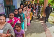 धनबाद नगर निकाय चुनाव 2026 में मतदान केंद्र पर तैनात पुलिस बल