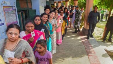 धनबाद नगर निकाय चुनाव 2026 में मतदान केंद्र पर तैनात पुलिस बल